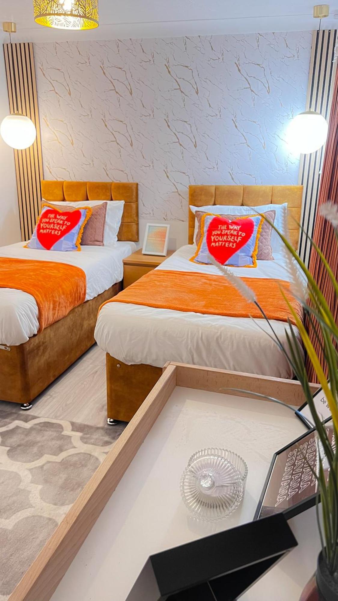 Luxe Smart Home - Basildon Serviced Accommodation - 7 Mins Walk To Basildon Town Centre, Hospital & Train Station Exterior foto